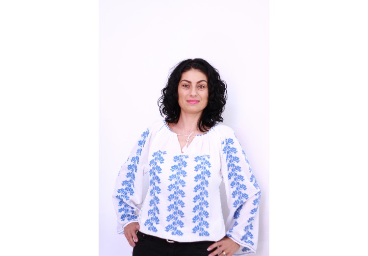 Ie damă cu mânecă lungă cu model albastru brodat